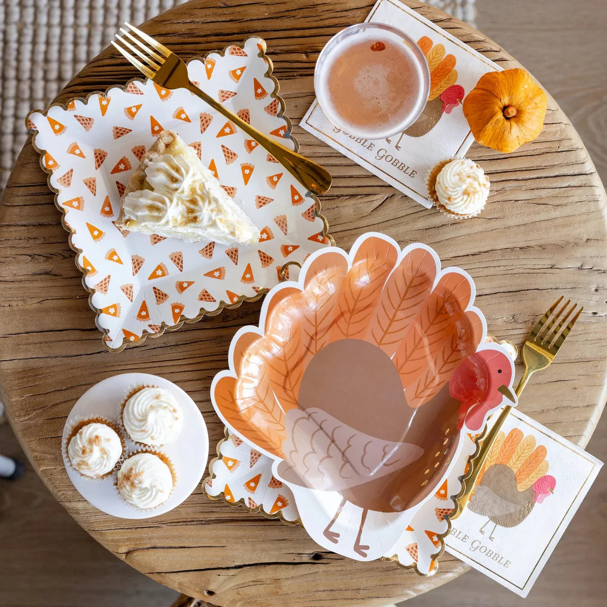 Fall and Thanksgiving-themed table
