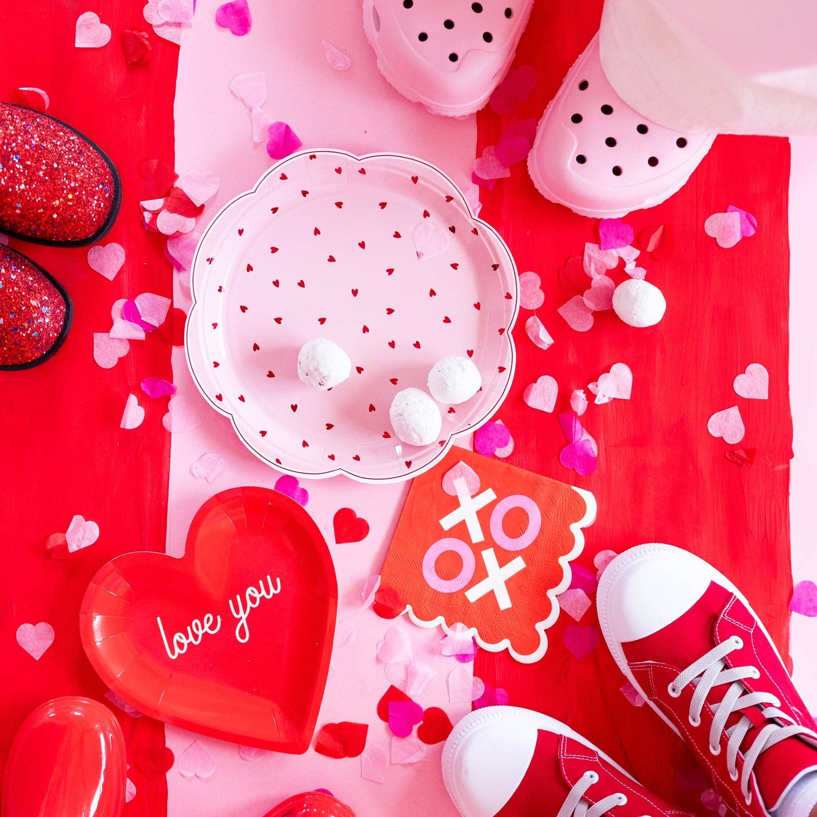 Valentine scene with scalloped heart plate and party decor